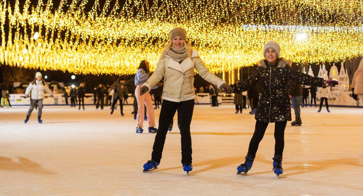 El Festival Brilla Sueños 2025 cuenta con una gran pista de hielo real. Foto: Shutterstock Andrew Angelov