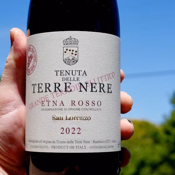 L'Etna Rosso San Lorenzo, de Tenuta Terre Nere, a été choisi par le critique James Suckling comme meilleur vin de son classement 2025. (Photo : Vin décodé)