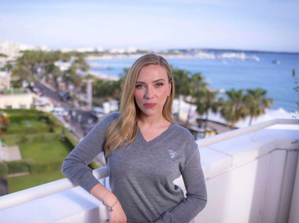 Scarlett Johansson, Batman. Marvel