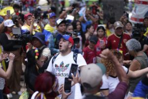 Les Vénézuéliens célèbrent l&rsquo;arrestation de Maduro par les États-Unis à Lima
