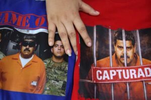 Les vêtements issus de la capture de Maduro deviennent une tendance parmi les Vénézuéliens au Pérou