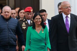 « Je devrais dormir avec un œil ouvert » : la présidente par intérim du Venezuela débute son gouvernement sous pression