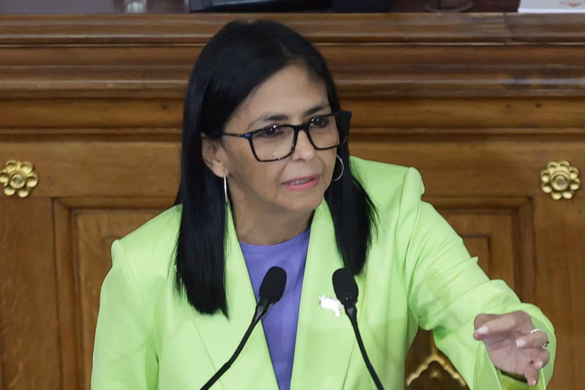 Delcy Rodríguez cherche à repositionner le Venezuela devant les investisseurs après avoir assumé la présidence par intérim et remplacé les personnalités de Maduro. (Photo : EFE/Ronald Peña R.)
