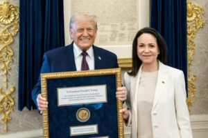 Trump affirme que María Corina Machado lui a dit qu&rsquo;il ne méritait pas le Nobel lorsqu&rsquo;elle le lui a donné