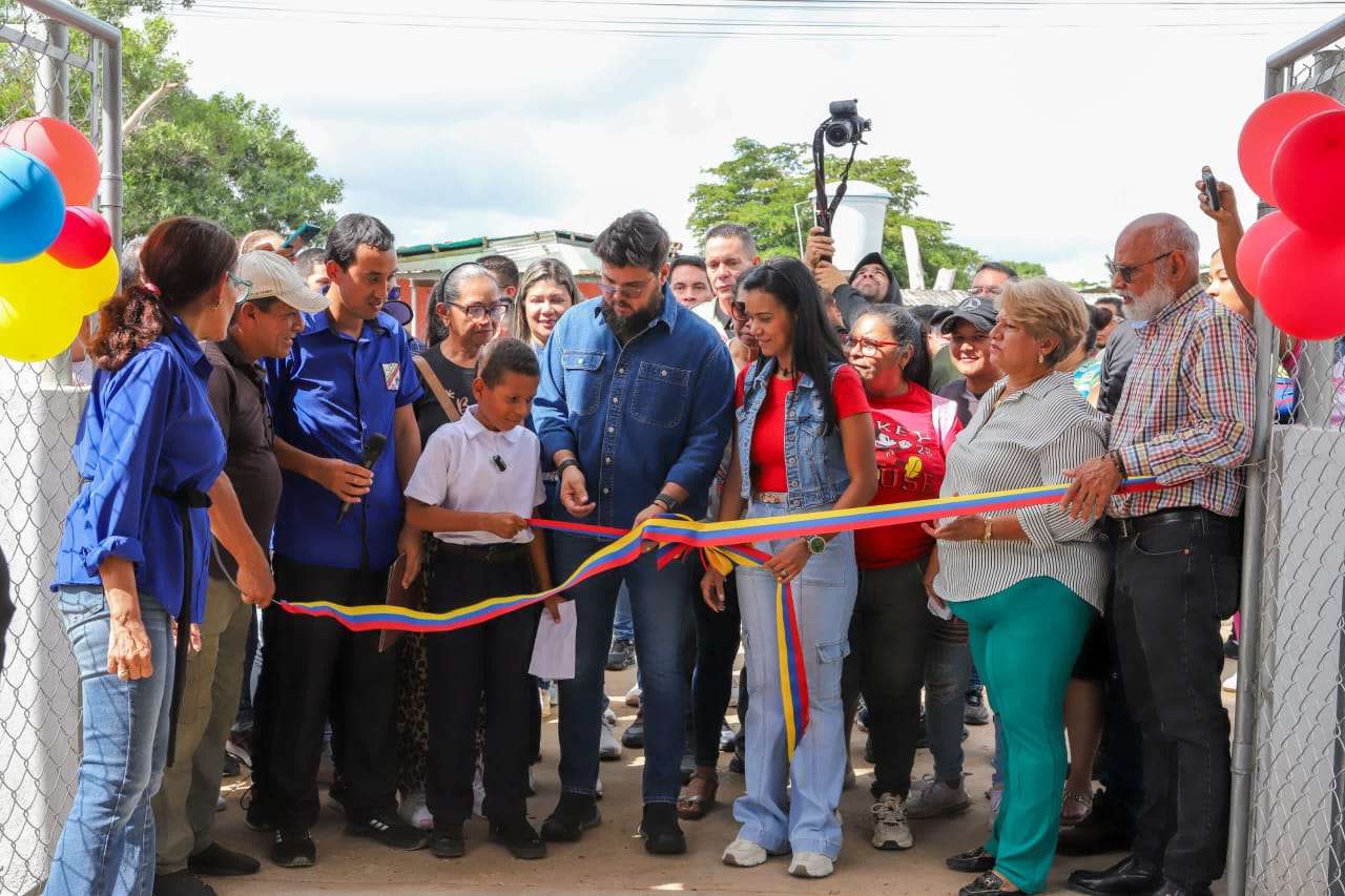 Ils livrent une école entièrement réhabilitée et équipée à Maturín