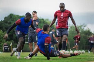 L’Amérique ajuste son effectif et un départ inattendu gagne du terrain