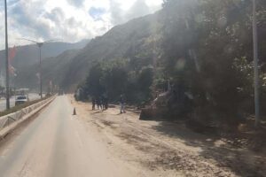 Les équipes d&rsquo;entretien interviennent sur les routes affectées à La Guaira