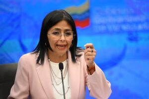 Les forces armées vénézuéliennes soutiennent Delcy Rodríguez et déclenchent un état d&rsquo;agitation