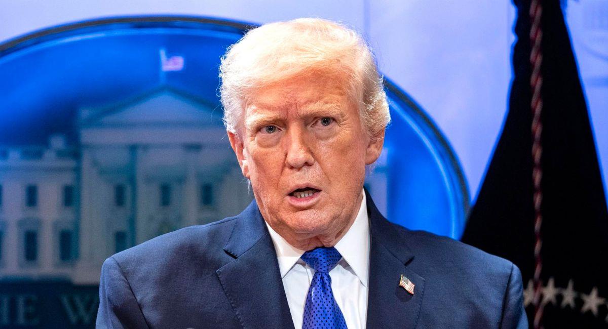 Trump firmó la orden ejecutiva desde el Despacho Oval para aplicar un arancel global del 10 %. Foto: EFE