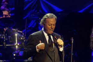 Julio Iglesias accusé d&rsquo;agression sexuelle et de traite d&rsquo;êtres humains par d&rsquo;anciens employés