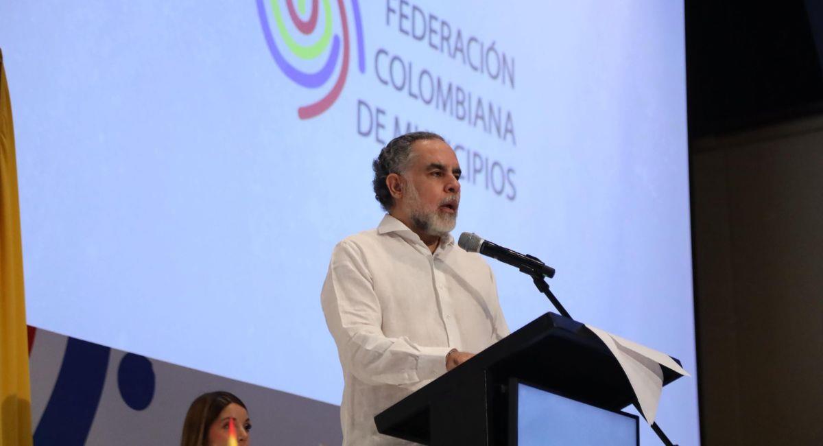 Armando Benedetti durante un evento de la Federación Colombiana de Municipios. Foto: Twitter @MinInterior