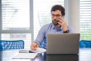 Comment détecter les faux appels avec l&rsquo;IA qui menacent les entreprises