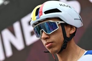 Des problèmes de santé pour Egan Bernal ? Le coureur descend des Strade Bianche