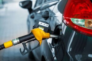 Les prix de l&rsquo;essence aux États-Unis dépassent 3,50 dollars le gallon