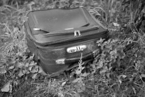 Une valise abandonnée contenant des restes humains inquiète les autorités. Que révèlent les enquêtes ?