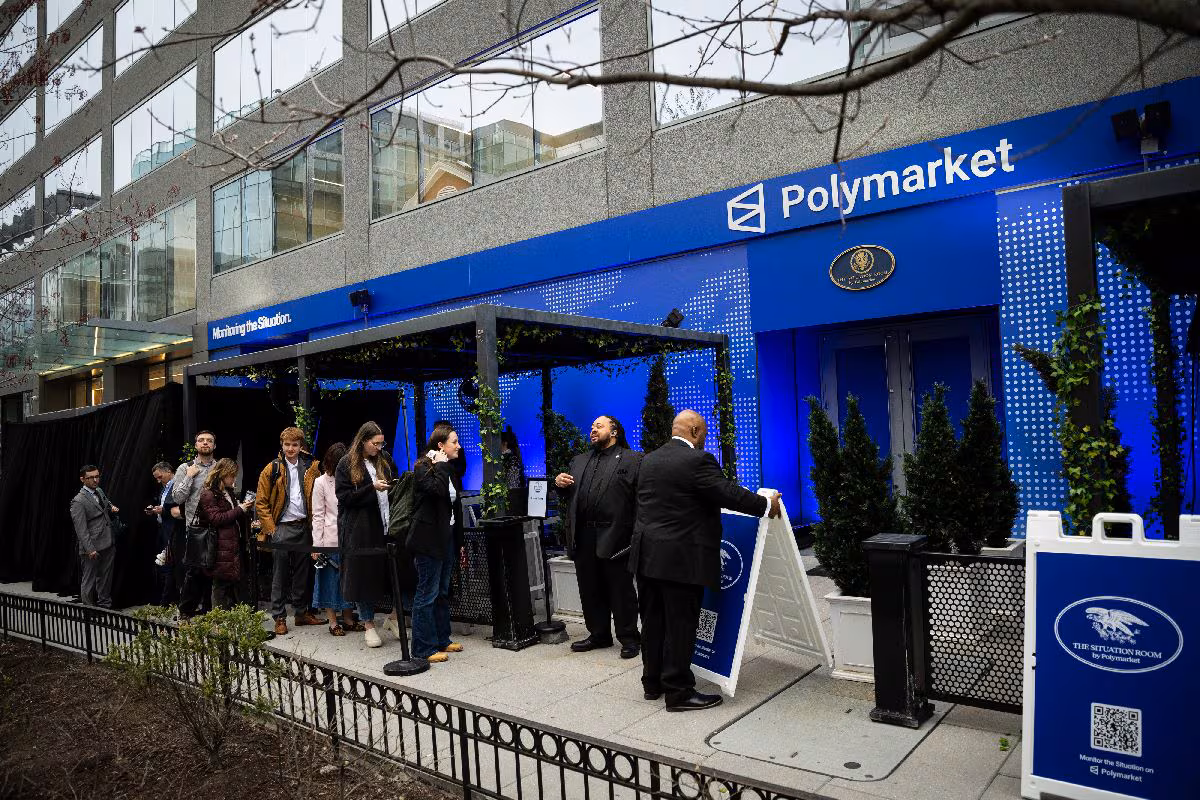 Les participants font la queue devant le bar éphémère Situation Room by Polymarket à Washington.