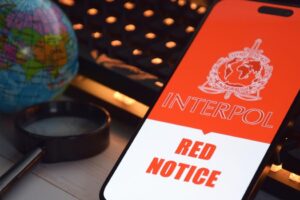 Avec une circulaire rouge, ils parcourront le monde à la recherche de Zarco Aldinever et Iván Márquez