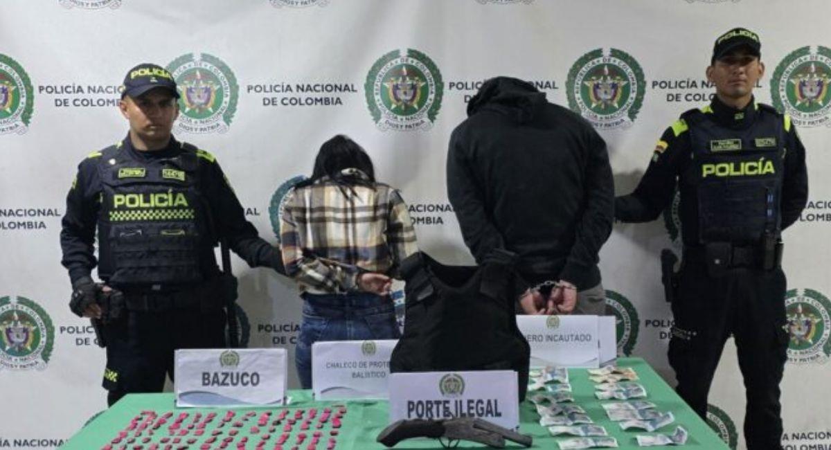 El mismo hombre del brazalete llevaba oculto un chaleco balístico y una escopeta. Foto: Policía de Bogotá