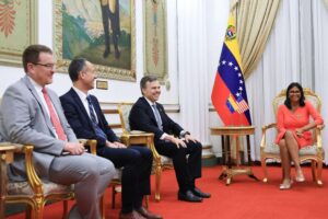 Le Président (E) Rodríguez reçoit le nouveau chargé d&rsquo;affaires américain