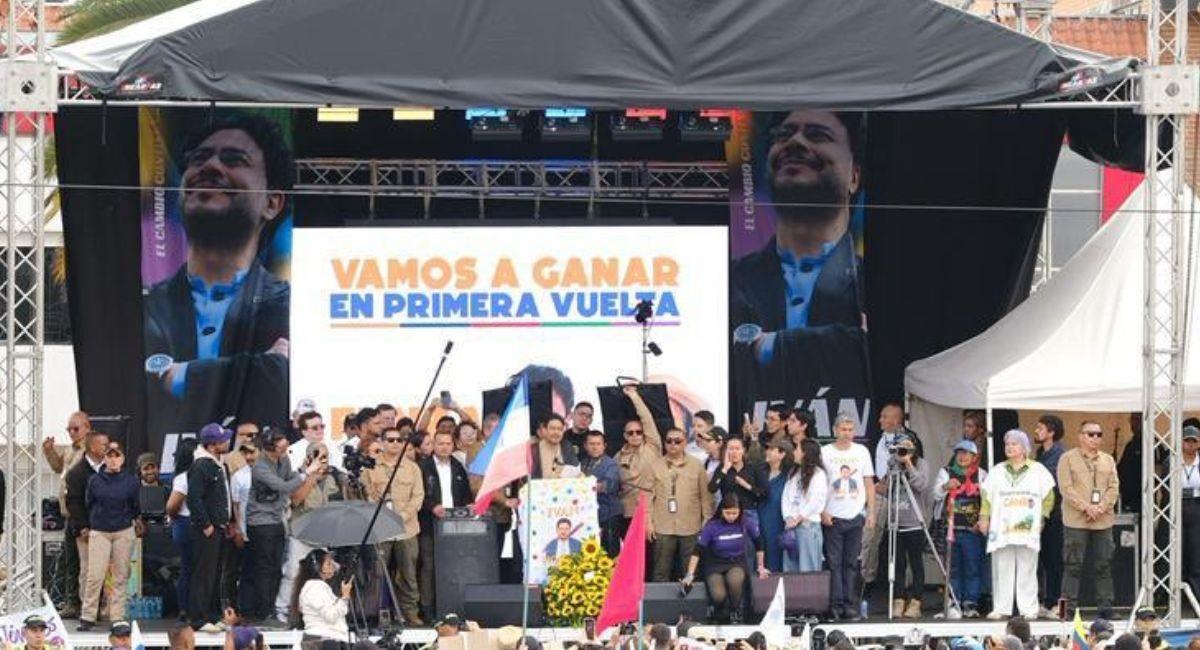 Polémica por uso de tarima financiada por MinSalud en evento político. Foto: Twitter @IvanCepedaCast