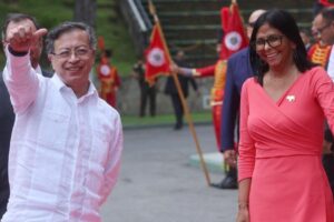 Le président Gustavo Petro arrive à Caracas pour rencontrer Delcy Rodríguez
