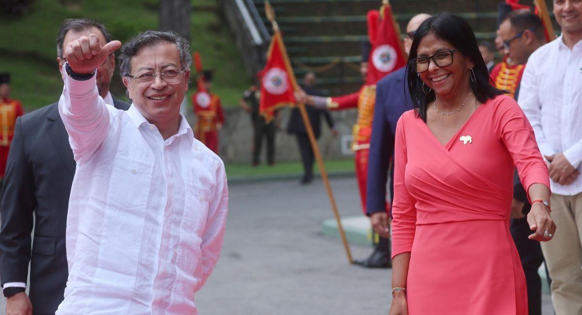 Petro es recibido por Delcy Rodríguez en el Palacio de Miraflores. Foto: EFE Miguel Gutiérrez