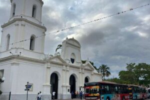 Les familles barquisimètes visitent ensemble les sept temples
