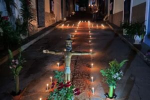 « Les pas du silence », une tradition aux chandelles à Trujillo