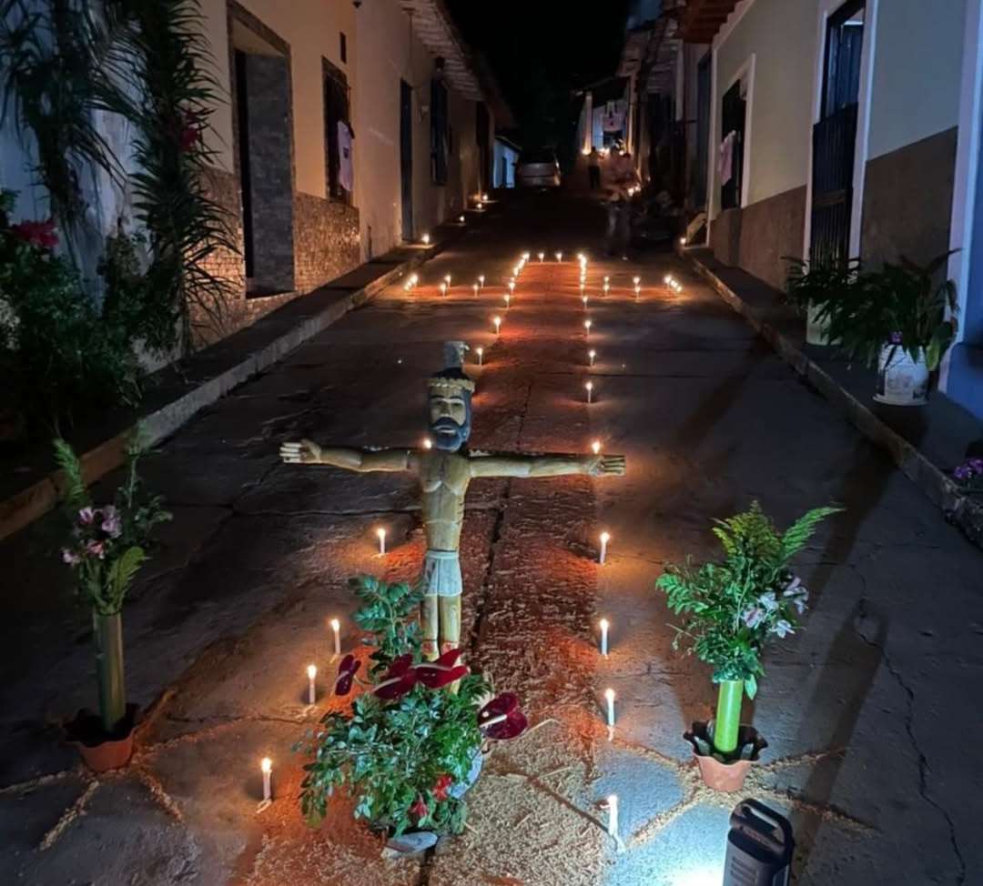 « Les pas du silence », une tradition aux chandelles à Trujillo