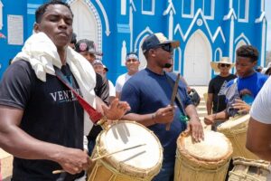 Les tambours du saint noir donnent du son