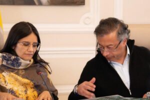 Petro brise le silence et nie les liens amoureux avec les responsables