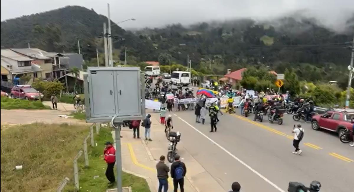 La Calera presenta afectación en la movilidad desde la mañana del 9 de abril por protestas. Foto: Twitter @BogotaTransito