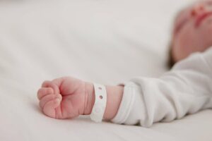 Un bébé de 14 jours est décédé après avoir contracté l&rsquo;infection lors d&rsquo;un baiser