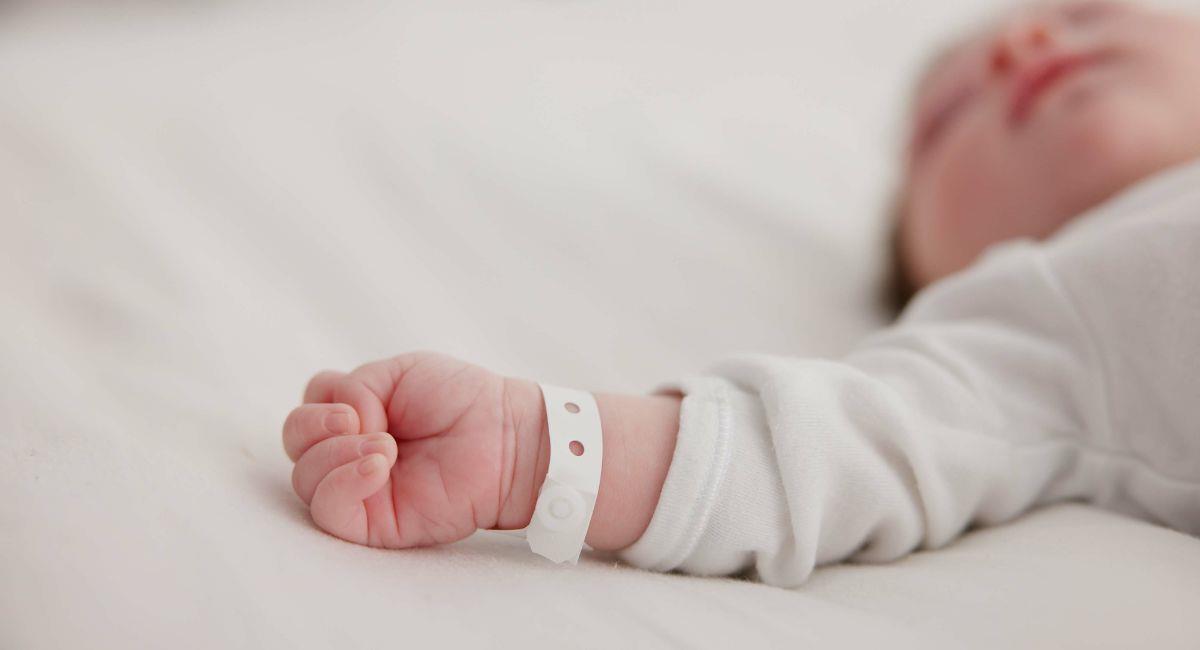 Besos en bebés podrían ser peligrosos: médicos advierten riesgos. Foto: Shutterstock