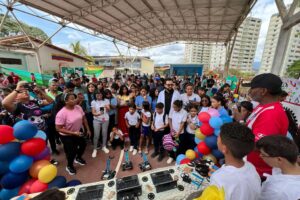 Personnel scientifique activé des étudiants de Cúa