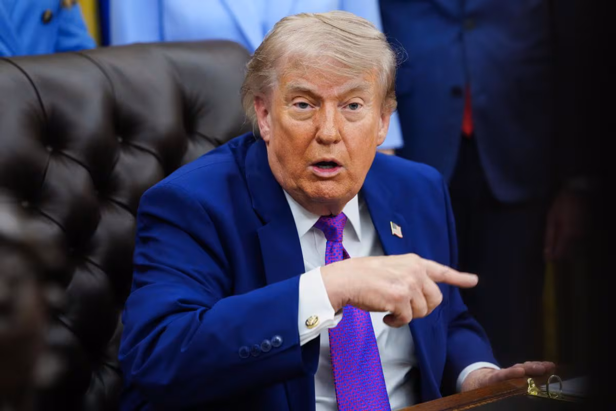 Trump a plaisanté à plusieurs reprises sur sa candidature à la présidence lors des prochaines élections dans ce pays d’Amérique latine, affirmant qu’« il obtiendrait un plus grand soutien que toute autre personne dans l’histoire ». Photo : EFE/EPA/AARON SCHWARTZ / PISCINE
