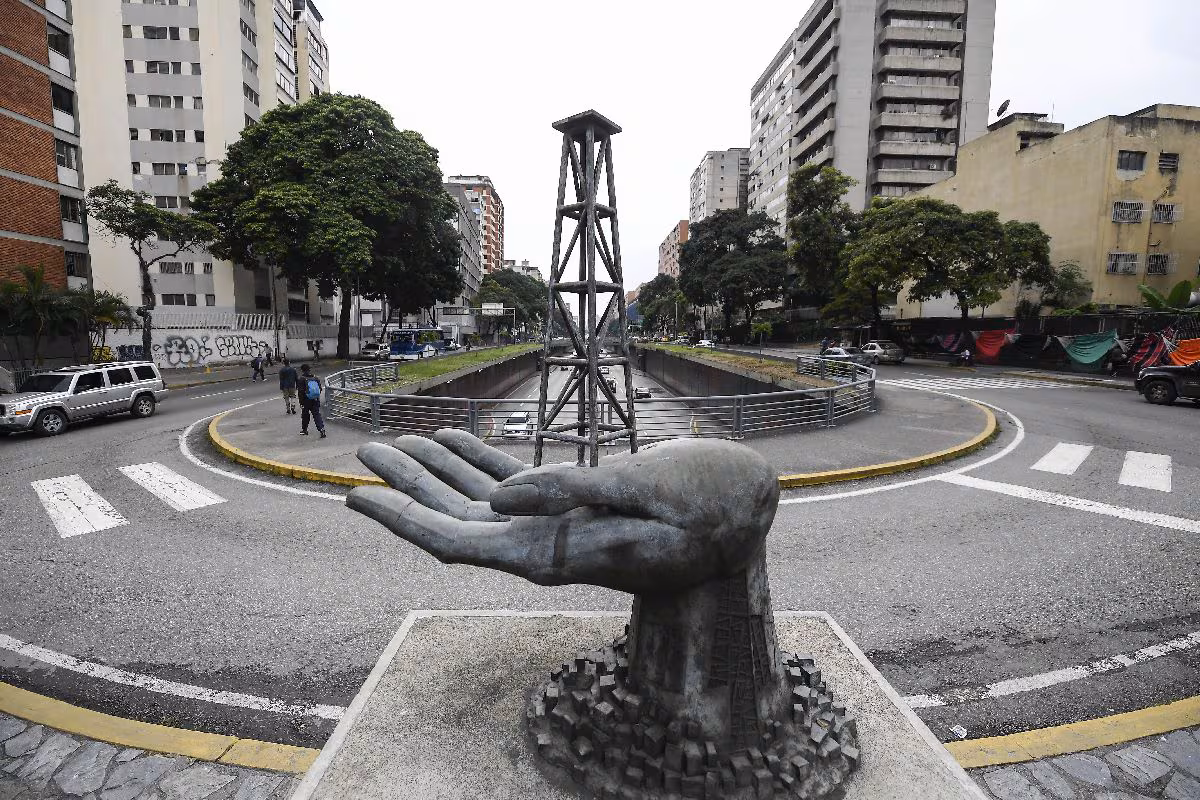 Sculpture d'une main tenant un puits de pétrole devant le siège de Petróleos de Venezuela SA à Caracas.