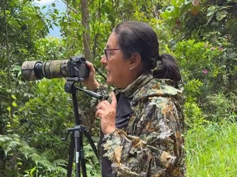 Bettsi Quintero est une référence dans l'observation et la photographie des oiseaux nationaux