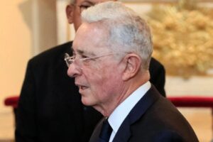 Ce sont ces groupes armés violents que Álvaro Uribe dénonce et qui obligent les gens à voter pour Iván Cepeda dans le Cauca