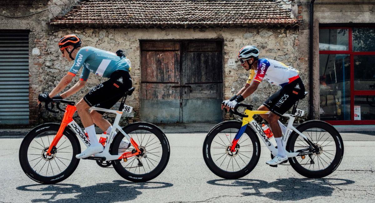 Egan Bernal (derecha) protagonizó una suerte de escapada en aras de mantener su posición en la clasificación. Foto: Twitter @NetcompanyINEOS