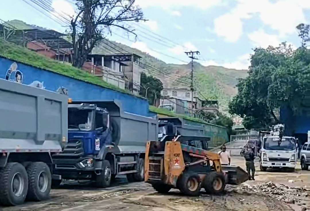 Ils dégagent les routes et les espaces touchés par l'inondation du ruisseau à Macarao