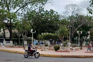 La circulation nocturne des motos est restreinte à Las Mercedes del Llano