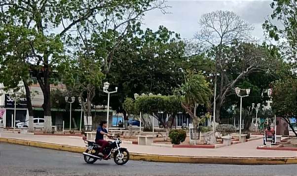 La circulation nocturne des motos est restreinte à Las Mercedes del Llano