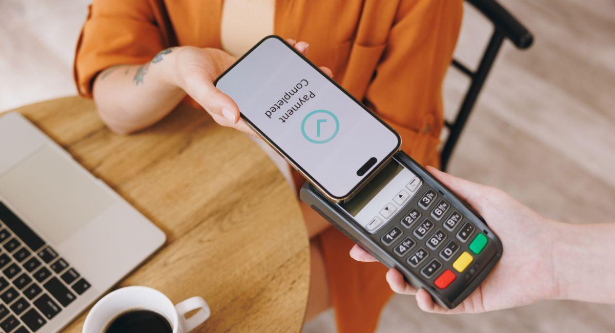 Advierten riesgos ocultos al pagar con celular. Foto: Shutterstock