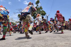 Les diables dansants inondent les rues des régions de foi et de tradition