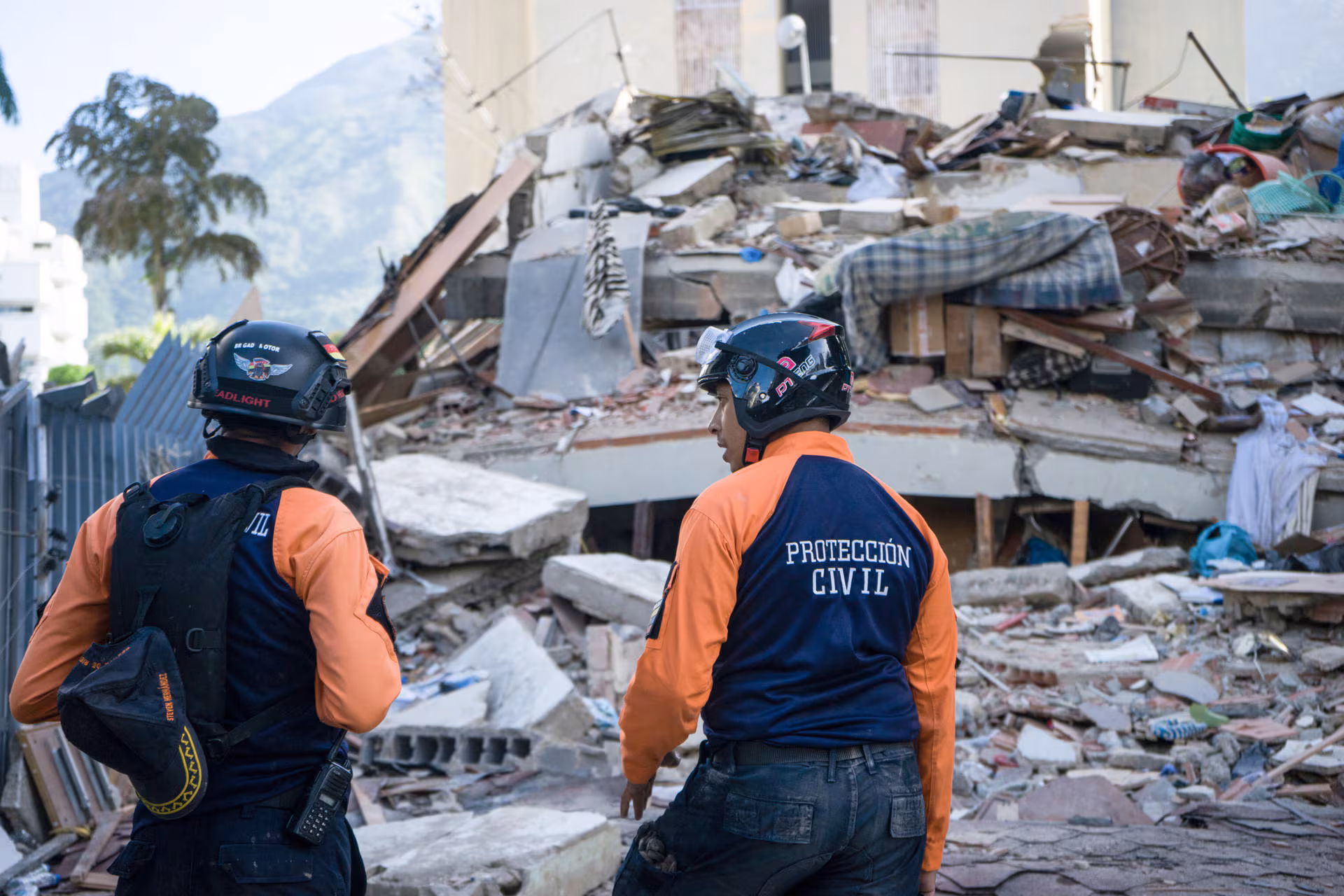 Des membres de la Protection Civile participent à l'enlèvement des débris et à la recherche de survivants parmi les bâtiments effondrés par les tremblements de terre dans la municipalité de Chacao, à l'est de Caracas, au Venezuela. (EFE/Boris Vergara).