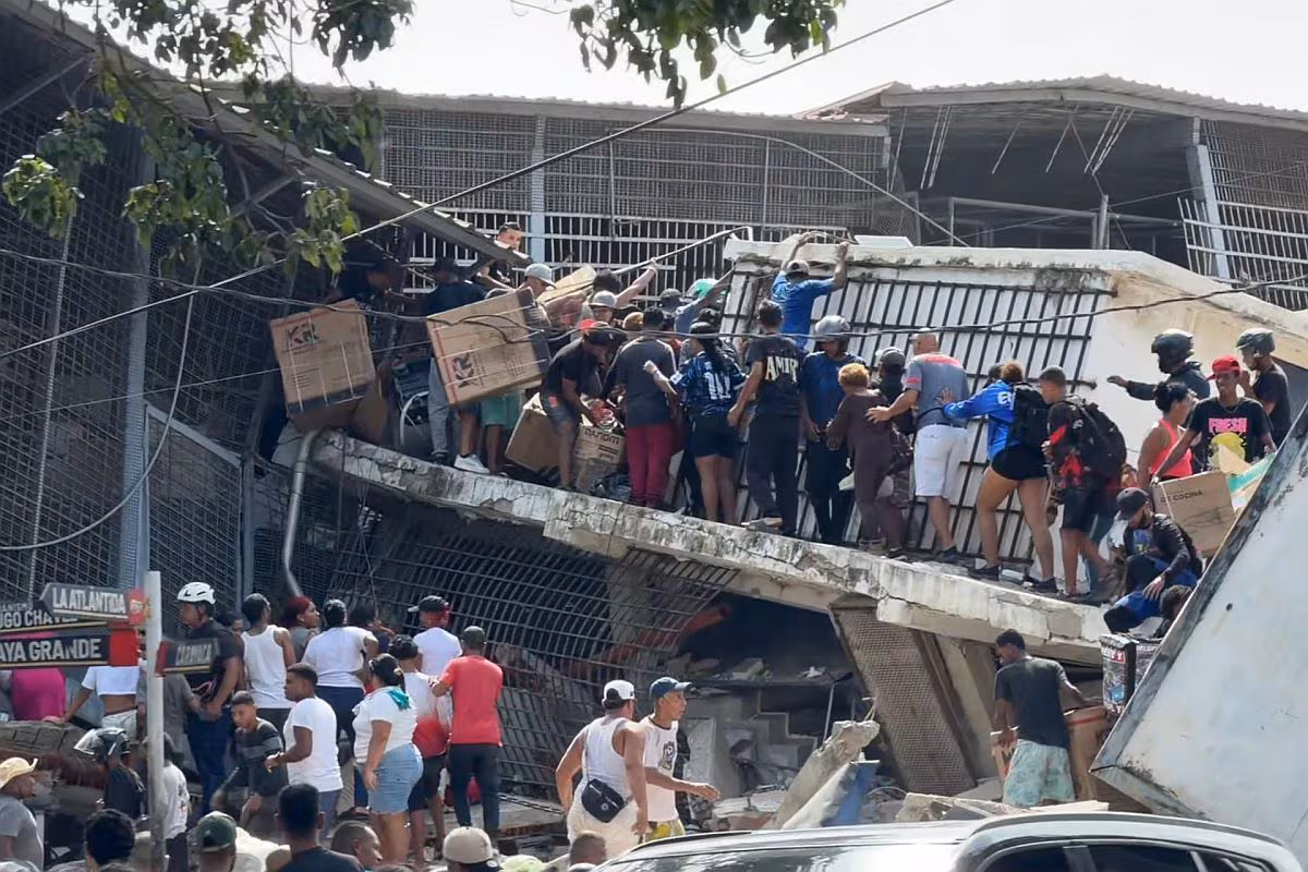 Des dizaines de personnes collaborent aux efforts de secours après les deux violents tremblements de terre au Venezuela.