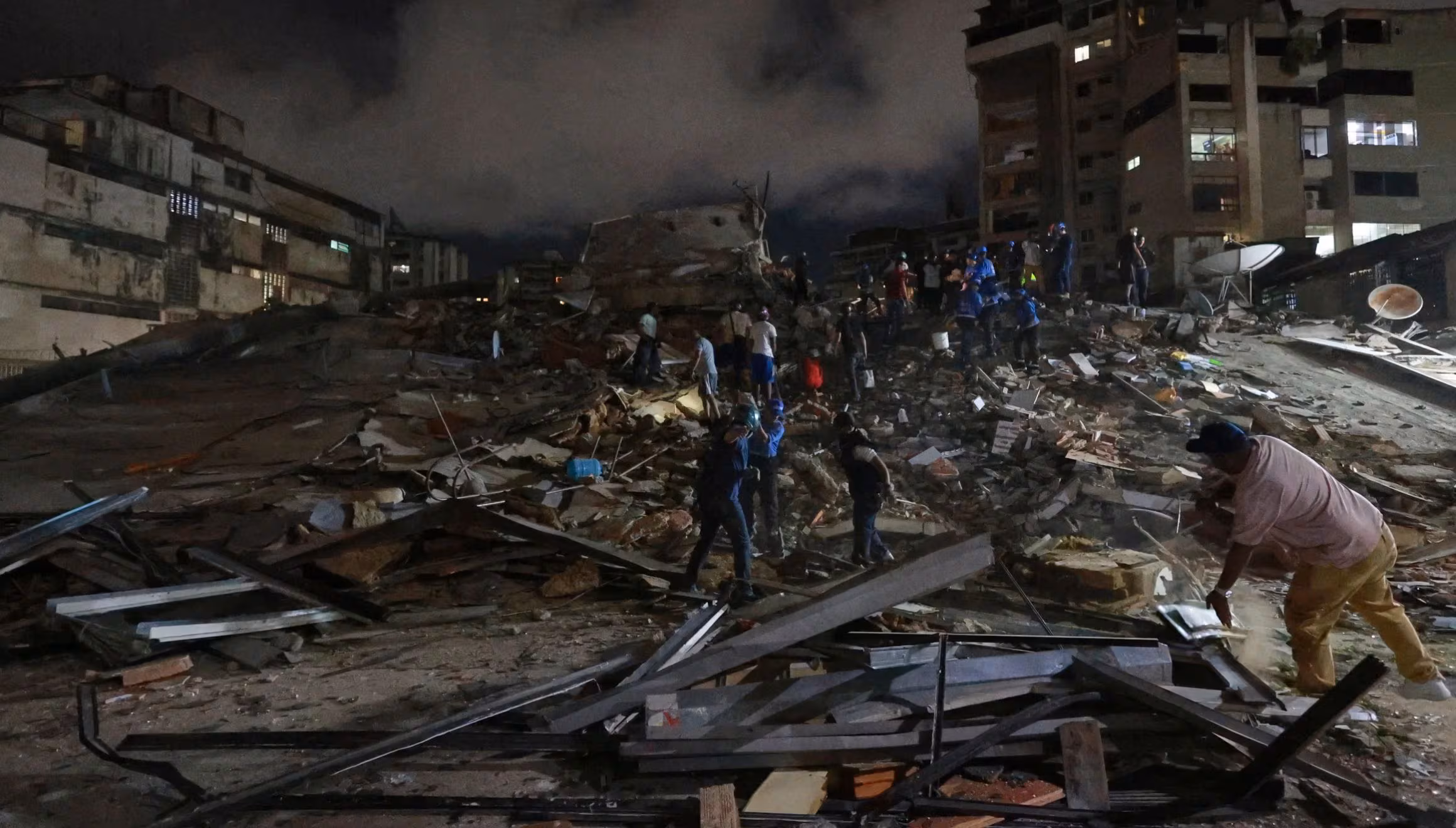Des équipes de secours fouillent les décombres après le tremblement de terre à Caracas, Venezuela, le mercredi 24 juin 2026. (AP Photo/Javier Campos)
