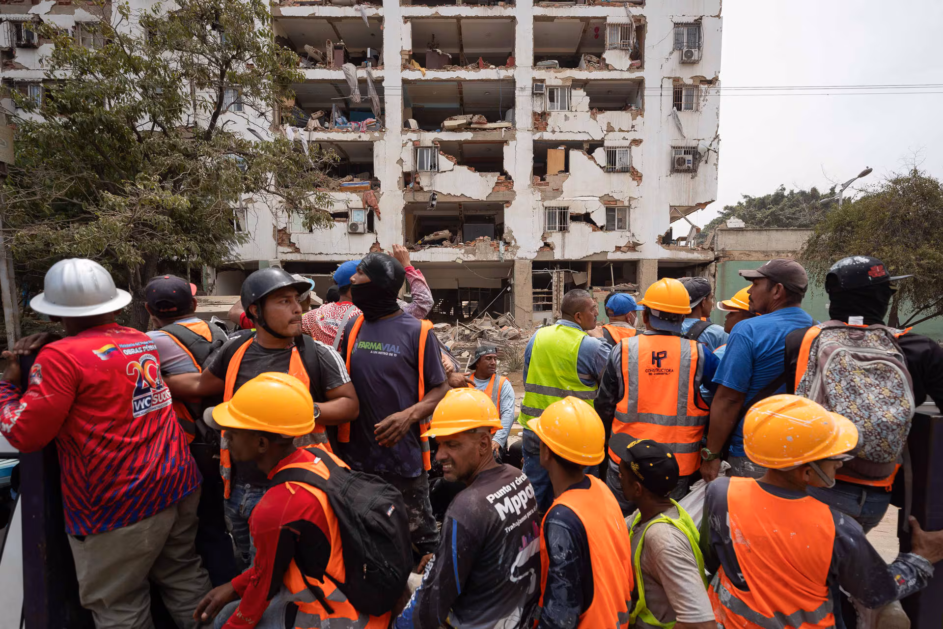 Des gens observent un bâtiment effondré à La Guaira, au Venezuela. (EFE/ Ronald Peña R.).