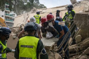 Pompiers, chiens, drones, médecins légistes : voici comment la communauté internationale aide le Venezuela